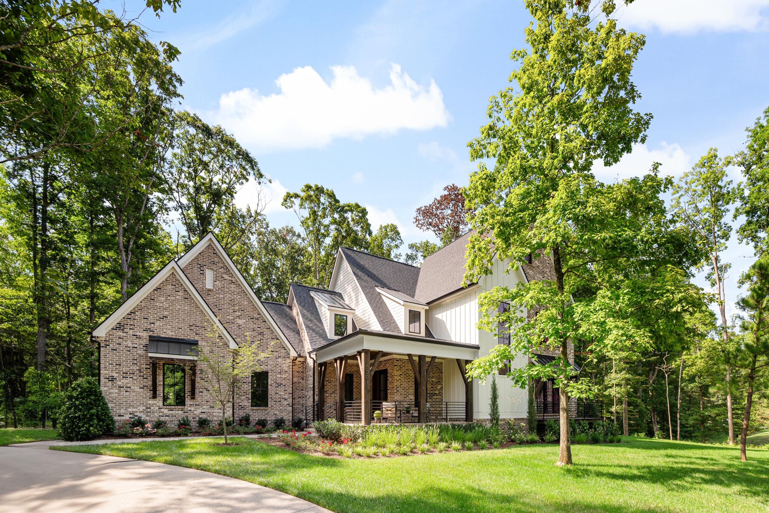 Blackberry Ridge Franklin TN – custom luxury home franklin Blackberry Ridge home exterior and front lawn in daytime surrounded by trees
